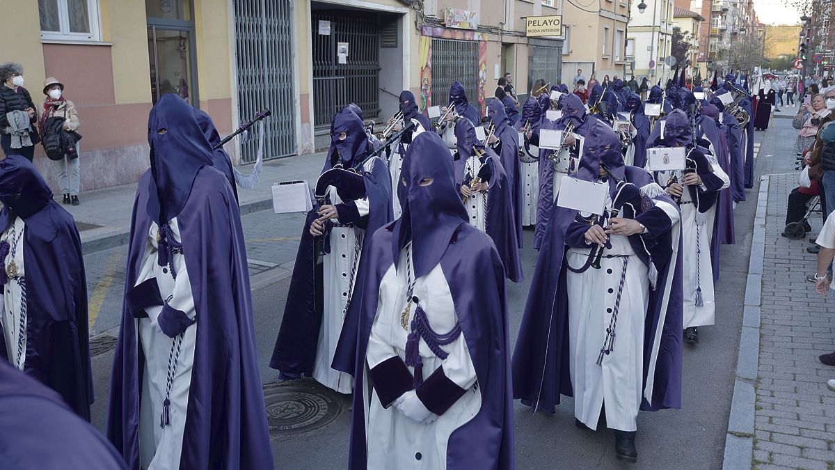 La banda de música de la Real Hermandad de Jesús Divino Obrero participó ayer en la Procesión de La Hermandad, que organiza la cofradía. | SAÚL ARÉN