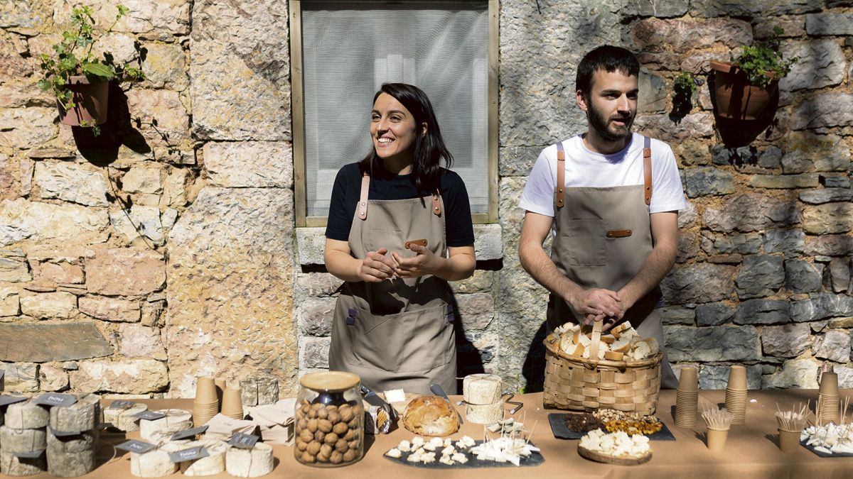 Silvia Teixeira y Darío Fernández atendiendo a los numerosos vecinos y visitantes que acudieron a la inauguración de su quesería Hou.  | SANDRA ORREGO (@luckyelevens_)