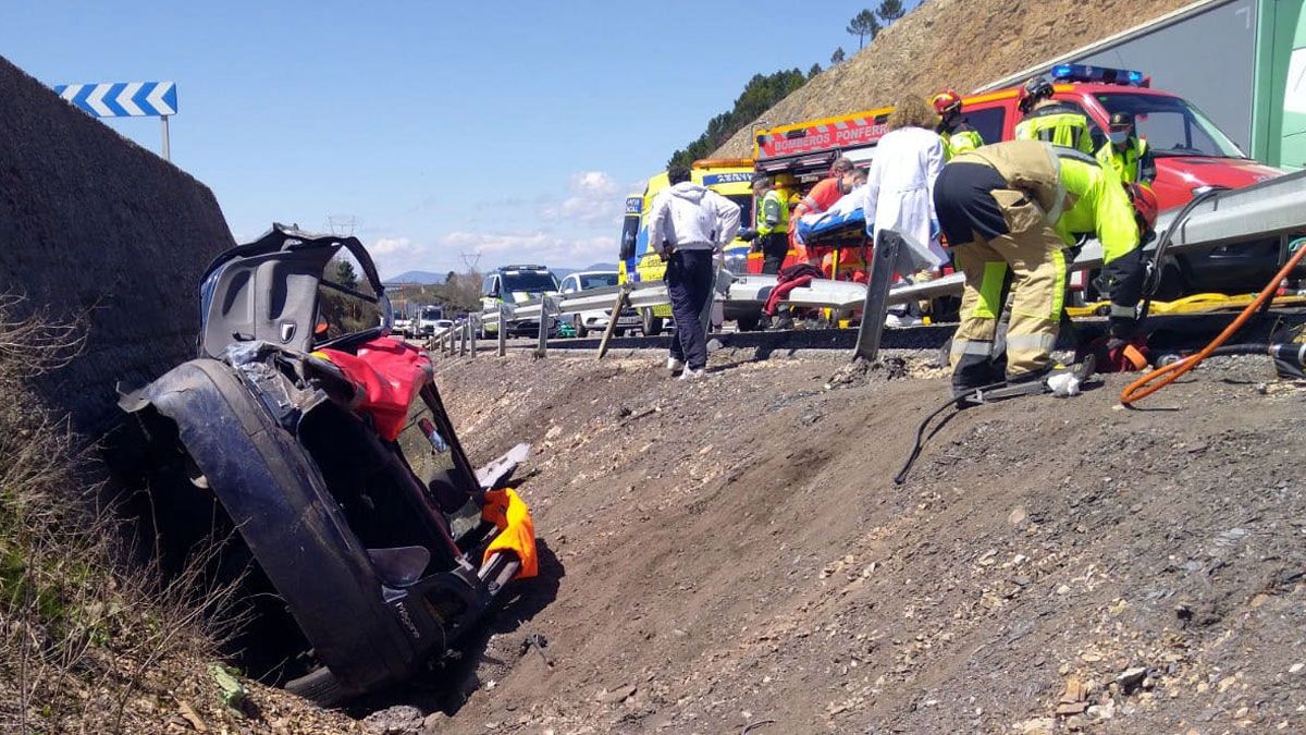 Los Bomberos de Ponferrada tuvieron que proceder a cortar el techo del coche para sacar a la conductora. | SEPEIS