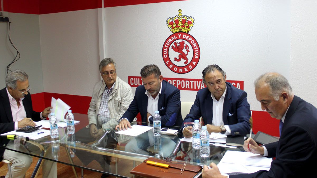 Javier Baena Navalón presidió la Junta General Extraordinaria de Accionistas junto a Felipe Llamazares. | L.N.C. Javier Baena Navalón presidió la Junta General Extraordinaria de Accionistas junto a Felipe Llamazares. | L.N.C.