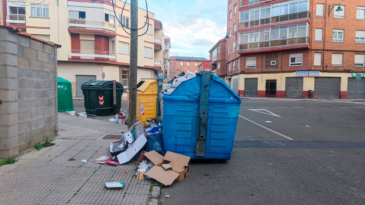 Imagen de unos contenedores en la zona de Michaisa. | L.N.C.