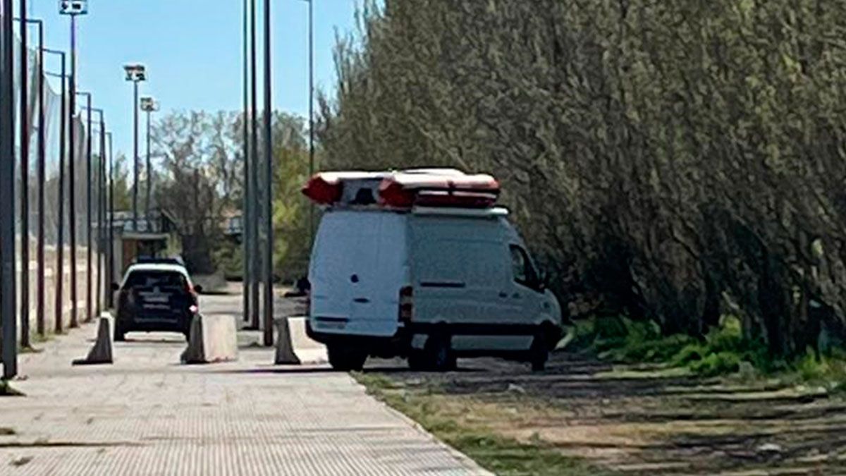 Los buzos de la Unidad Especial de Operaciones Geo de la Policía Nacional al Área Deportiva de Puente Castro. | SAÚL ARÉN