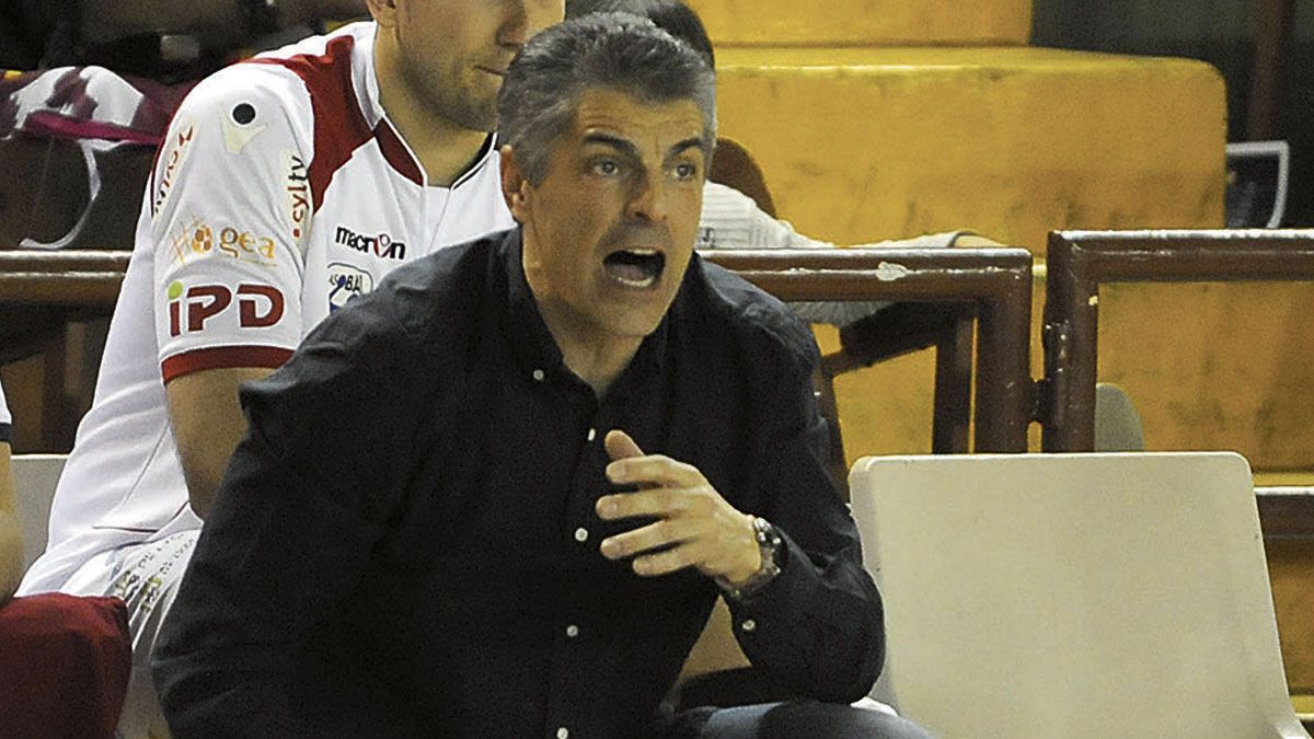 Isidoro Martínez, durante su etapa de técnico del Ademar. | MAURICIO PEÑA Isidoro Martínez, durante su etapa de técnico del Ademar. | MAURICIO PEÑA