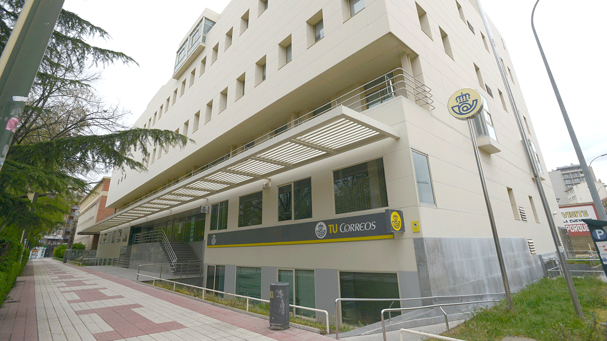 Imagen de archivo del edificio de Correos en León. | MAURICIO PEÑA