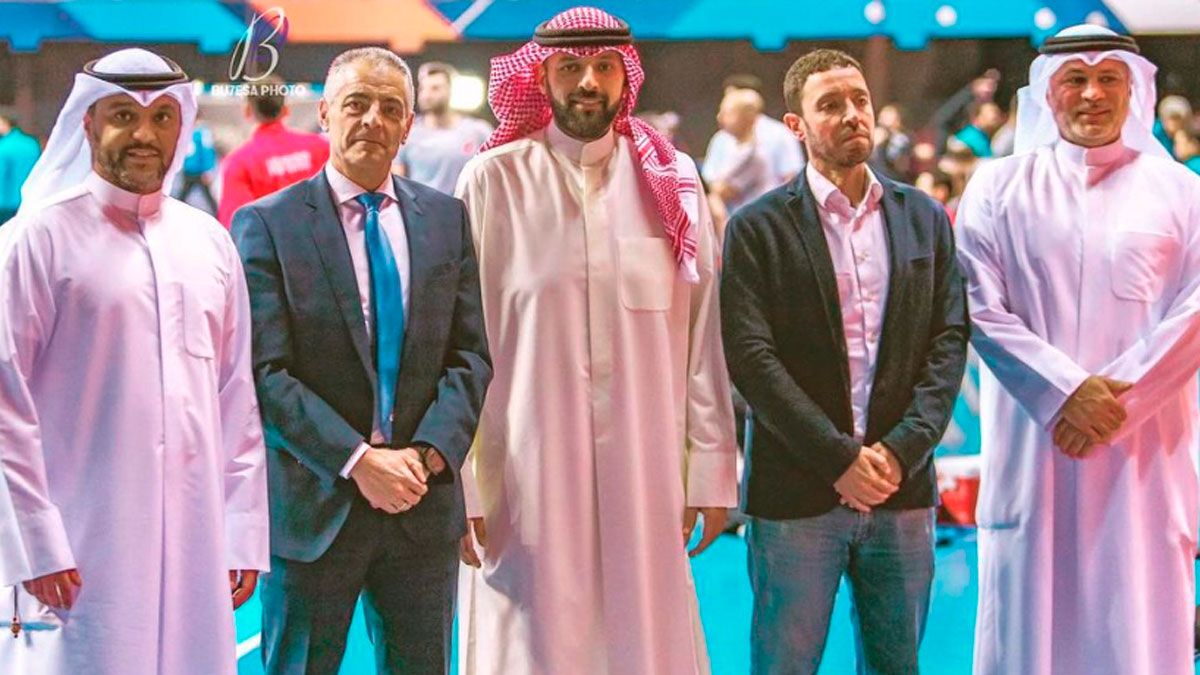 Isidoro Martínez y Diego Dorado, junto a los responsables de Kuwait tras firmar su contrato. | AHMED ABULGASSEN Isidoro Martínez y Diego Dorado, junto a los responsables de Kuwait tras firmar su contrato. | AHMED ABULGASSEN