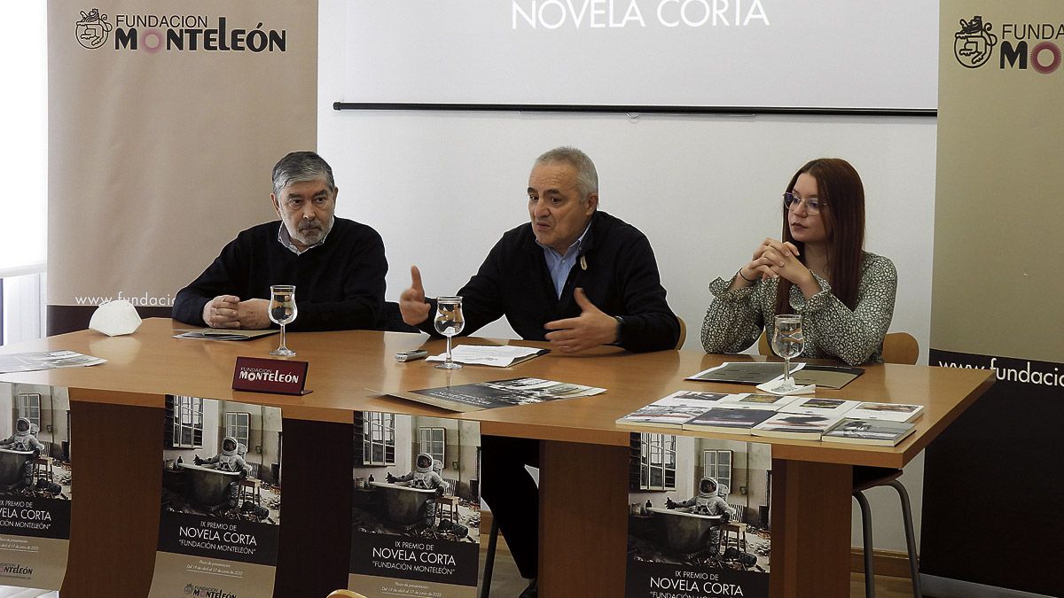 Ángel Penas, Dionisio Domínguez y Andrea Gutiérrez durante la presentación del certamen. | SAÚL ARÉN