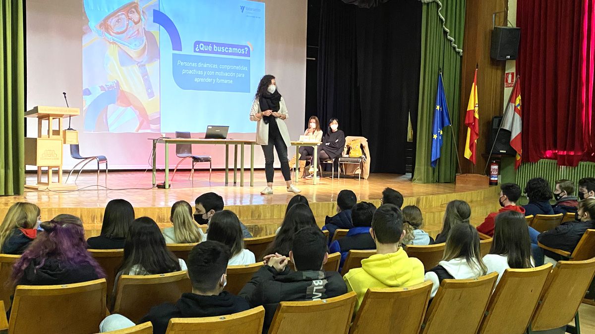 Una de las charlas en el IES Virgen de la Encina en Ponferrada. | L.N.C.