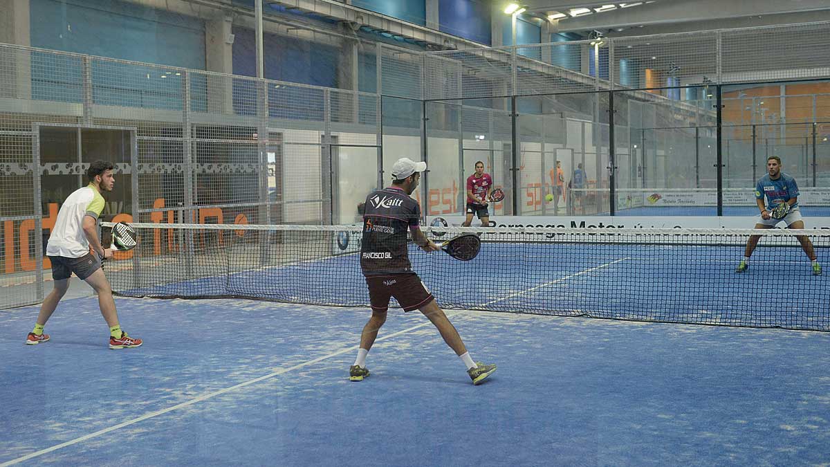 El pádel tiene desde hace años un papel protagonista en León. | MAURICIO PEÑA El pádel tiene desde hace años un papel protagonista en León. | MAURICIO PEÑA
