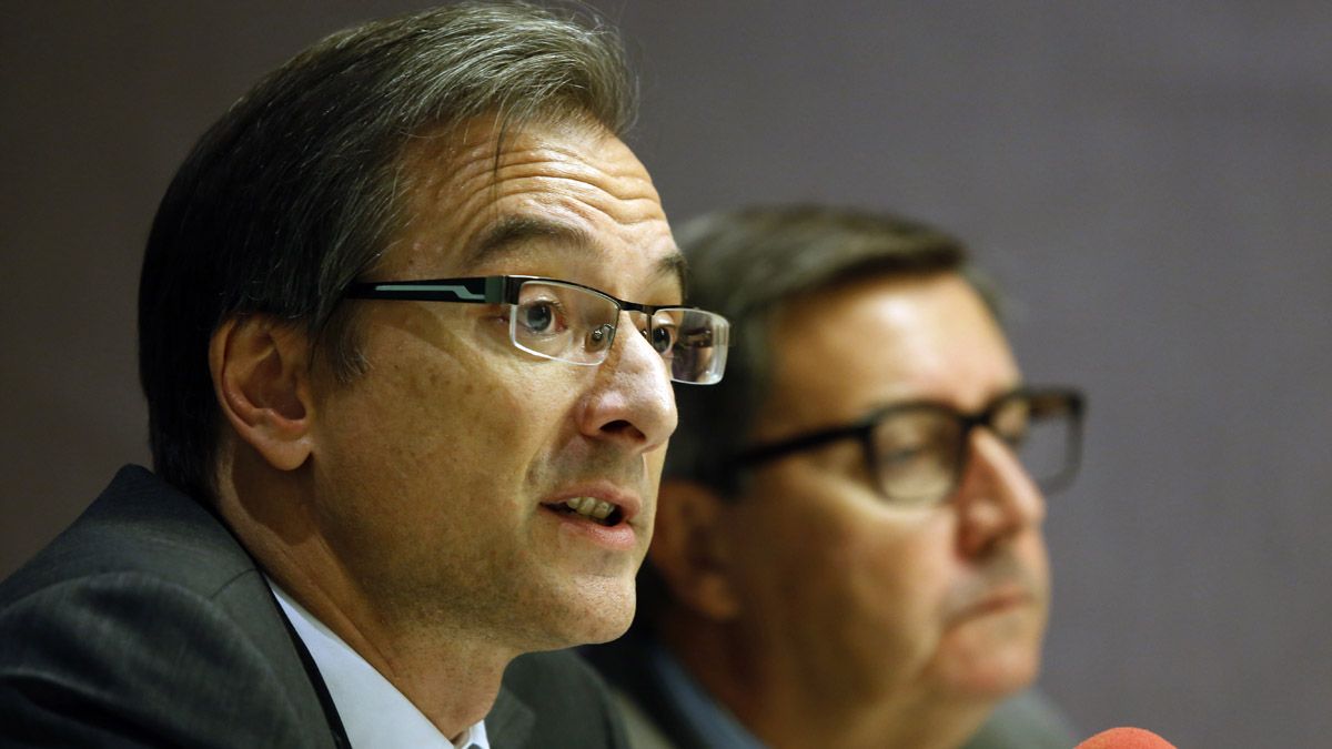 El director general de Viajeros de Renfe, Ramón Azuara (I) y el director comercial, Francisco Cañamero (D). | CARLOS S. CAMPILLO (ICAL)