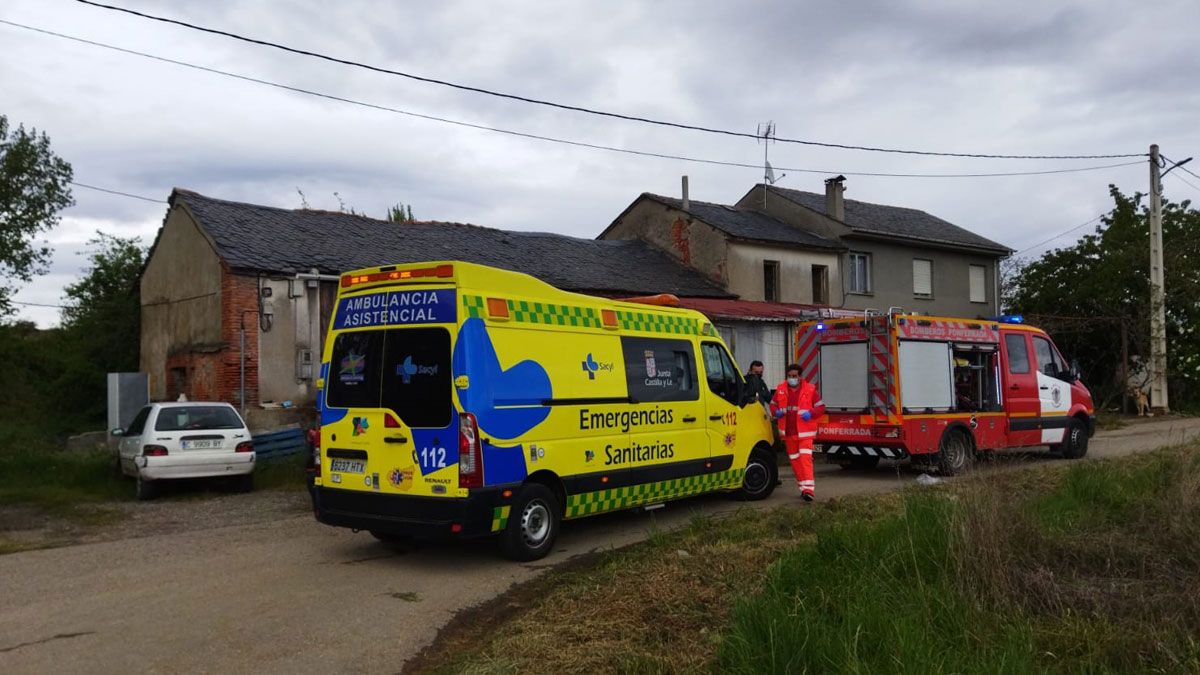 Imagen del lugar del sucesos, con los vehículos de emergencia. | SPEIS Imagen del lugar del sucesos, con los vehículos de emergencia. | SPEIS
