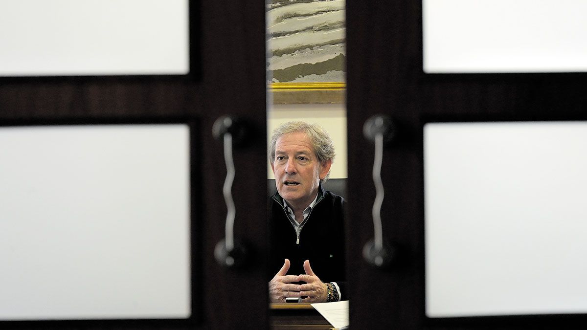 El presidente de la Cámara de Comercio, Javier Vega, durante la entrevista. | MAURICIO PEÑA