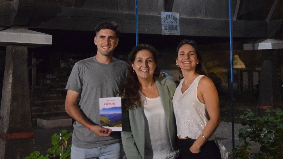 Silvina López, con sus hijos y su recién publicado libro ‘Valientes’, que tienen intención de traer a España en los próximos meses. L.N.C