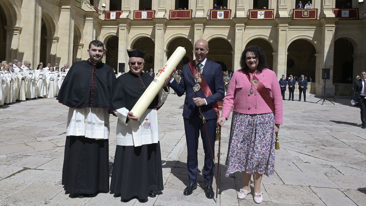 Luis Rodríguez, Francisco Rodríguez, José Antonio Diez y Vera López, con el cirio que ofrece León a San Isidoro. | MAURICIO PEÑA