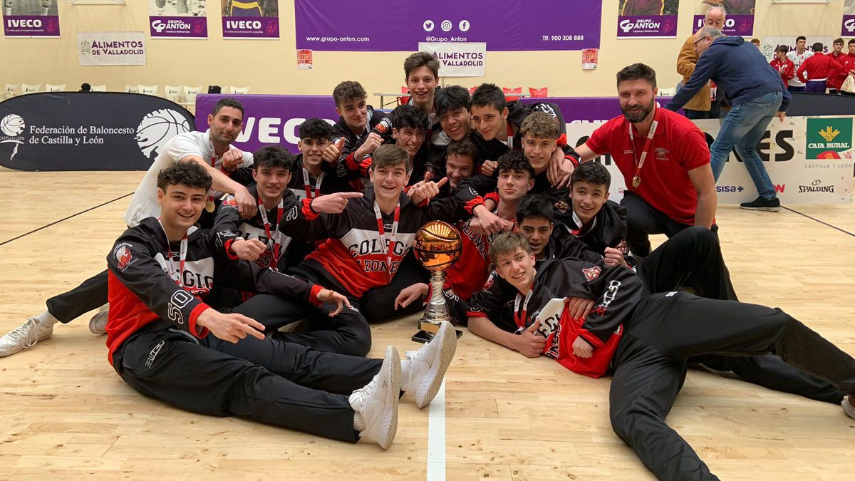 El equipo cadete del Leonés celebra su título autonómico. | L.N.C.