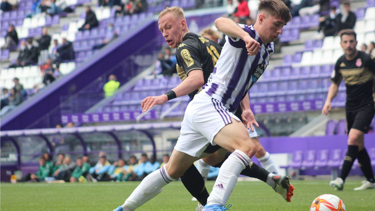 Obolskii pugna con el defensor del Valladolid B. | ISAAC LLAMAZARES