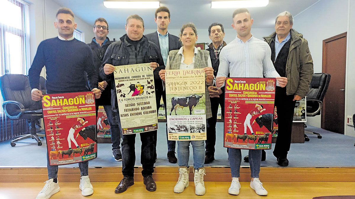 Presentación de los carteles de la feria de San Juan en Sahagún, con la alcaldesa en el centro. | AYTO. SAHAGÚN