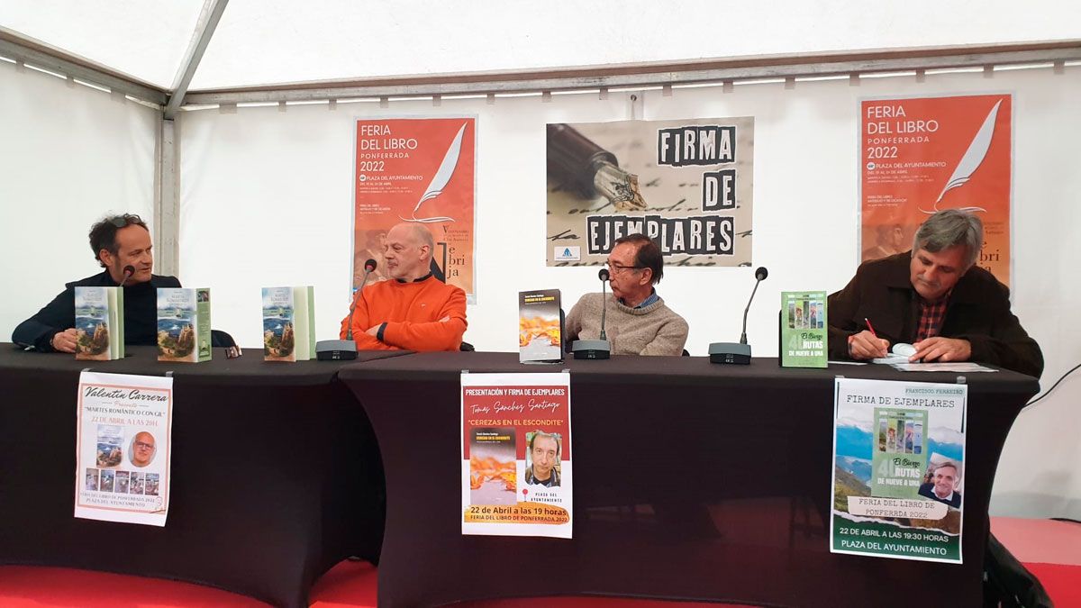 Participantes en la tertulia que se construyó al calor de la feria del Libro de Ponferrada.