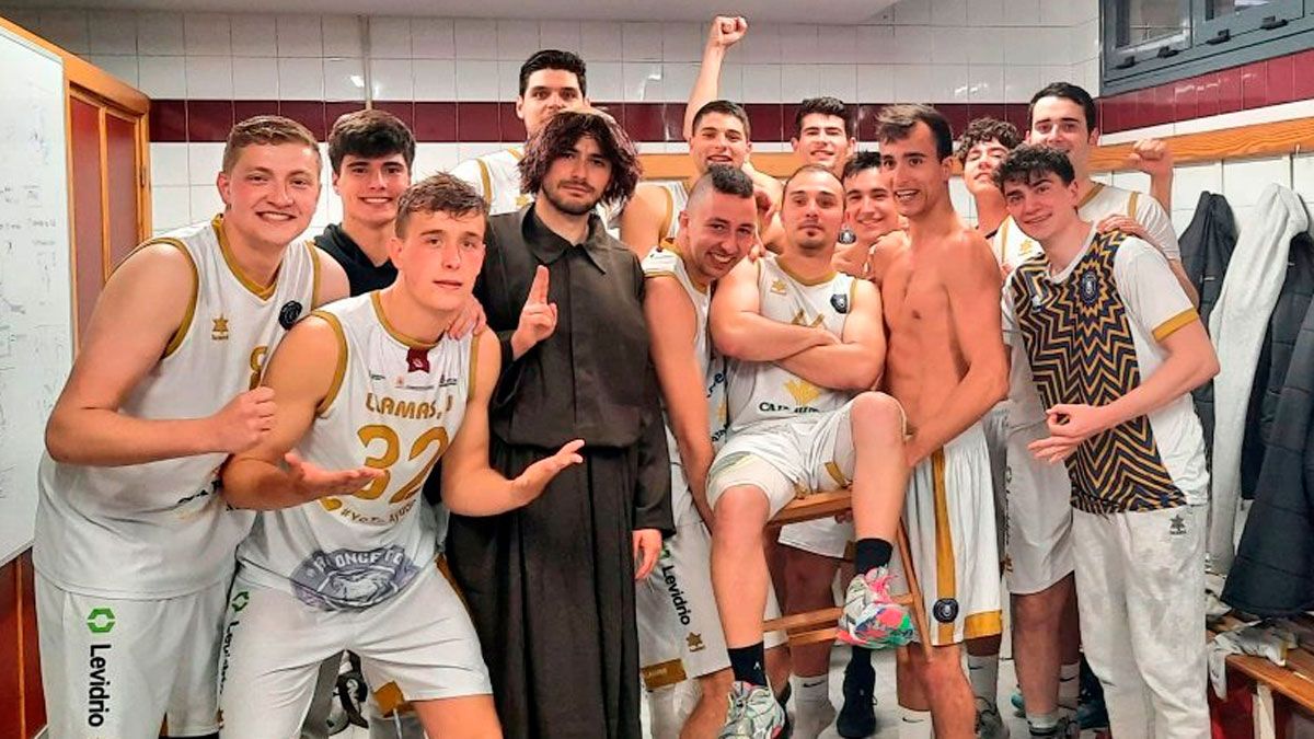 Los jugadores del Leclerc Caja Rural Reino de León celebran la clasificación para la fase de ascenso en el vestuario. | CBREINODELEON