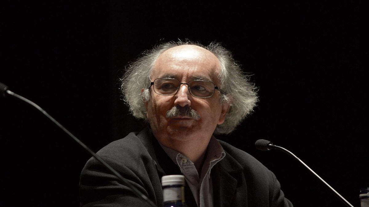 El poeta bañezano Antonio Colinas es objeto este miércoles de un homenaje por parte del IES Juan del Enzina. | MAURICIO PEÑA