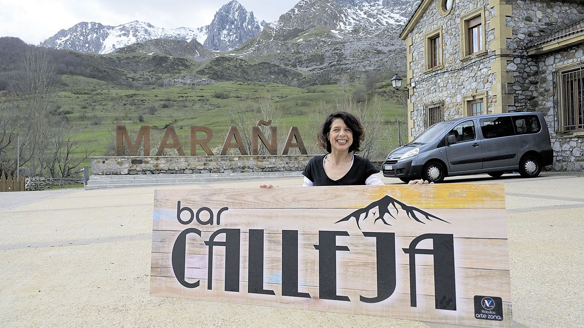 Nadia a las puertas del bar Calleja de Maraña, pueblo al que llega junto a su familia "para cumplir un sueño". | MAURICIO PEÑA