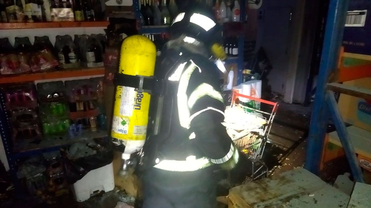 Los bomberos actuaron para paliar daños mayores. | BOMBEROS PONFERRADA Los bomberos actuaron para paliar daños mayores. | BOMBEROS PONFERRADA