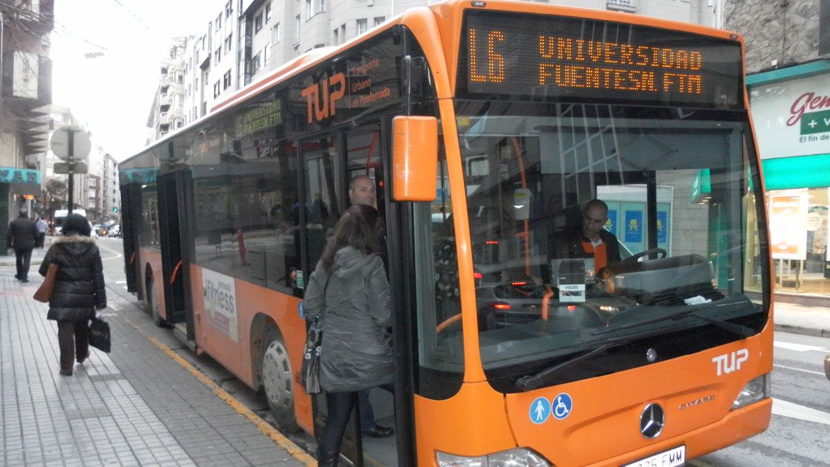 Un autobús del TUP opera en el centro de Ponferrada, en una imagen de archivo. | L.N.C.