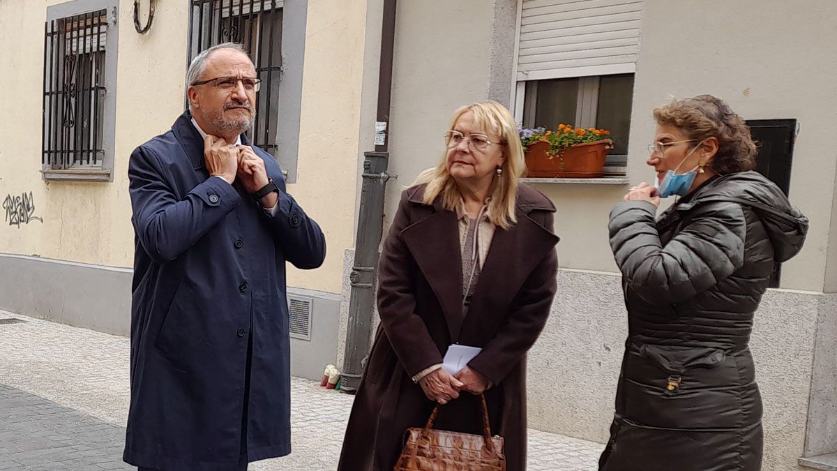 El alcalde visitando una de las zonas asfaltadas en el casco antiguo de Ponferrada. | MAR IGLESIAS