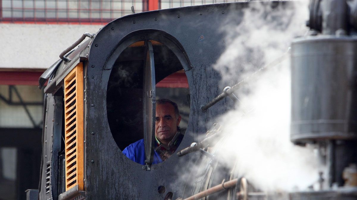 Encendido de la locomotora número 31 del 'Ponflebino'. | César Sánchez (Ical)
