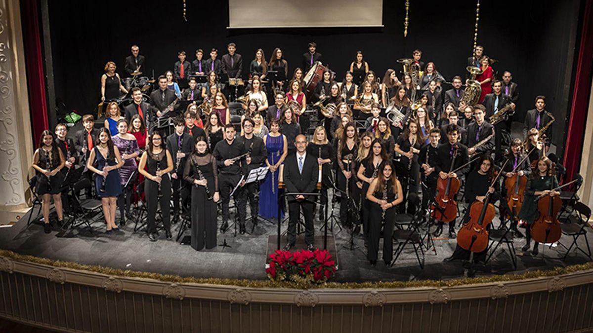 Imagen de la banda de Música Ciudad de Ponferrada en el teatro.