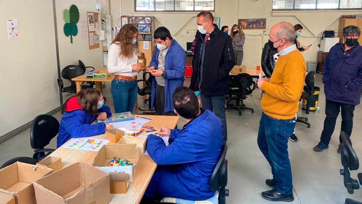 Ester Muñoz con los usuarios de Asprona durante su visita. | L.N.C.