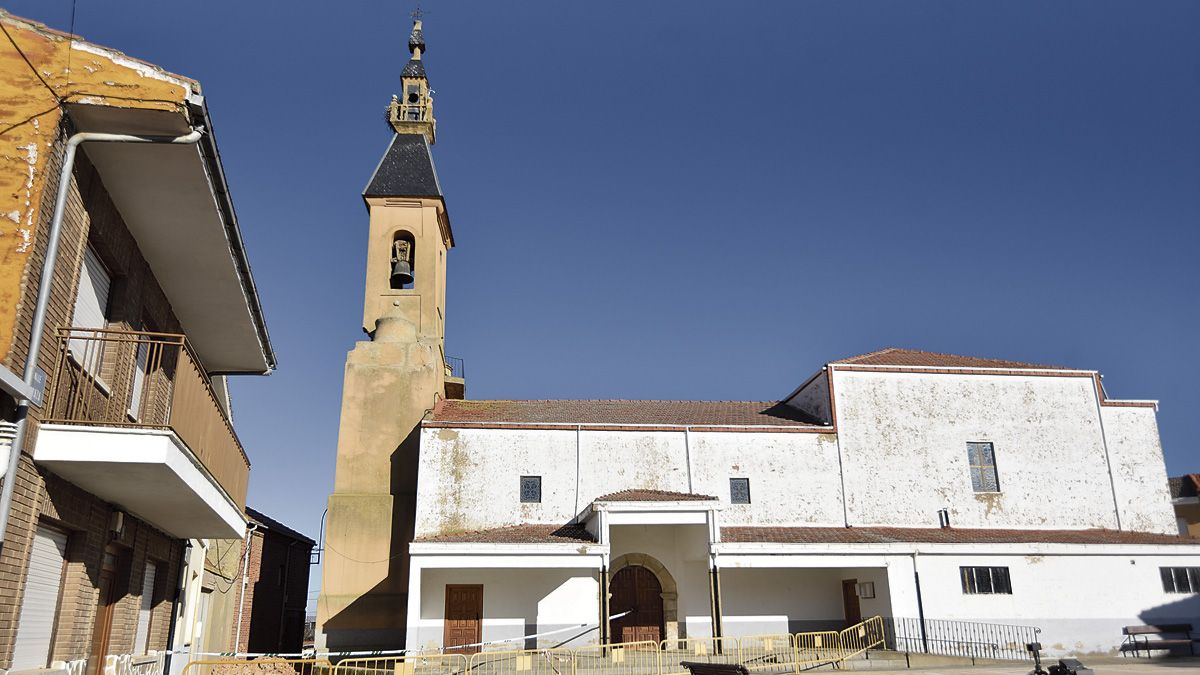 Estado en el que quedó la torre de Urdiales del Páramo tras el derrumbe parcial que se produjo el 24 de enero. | SAÚL ARÉN