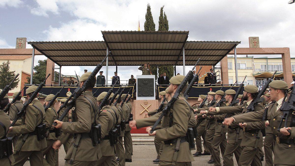 Un instante del desfile en la base ‘Conde de Gazola’. | L.N.C.