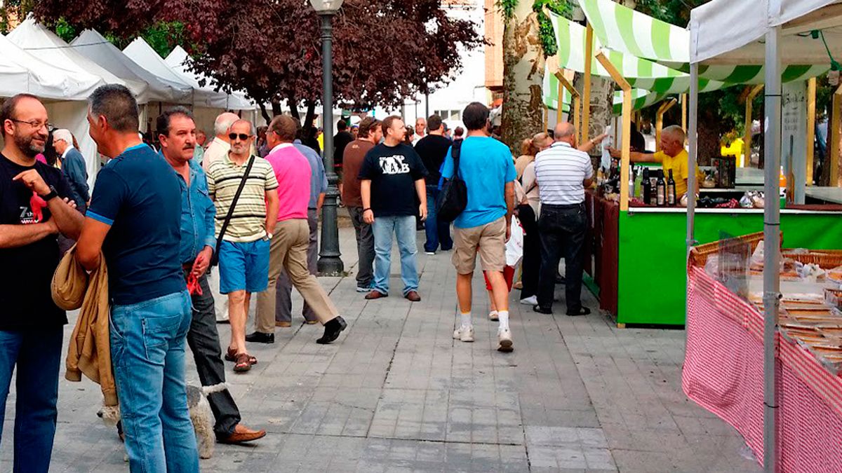 Multitud de puestos llenan Cacabelos para iniciar mayo.