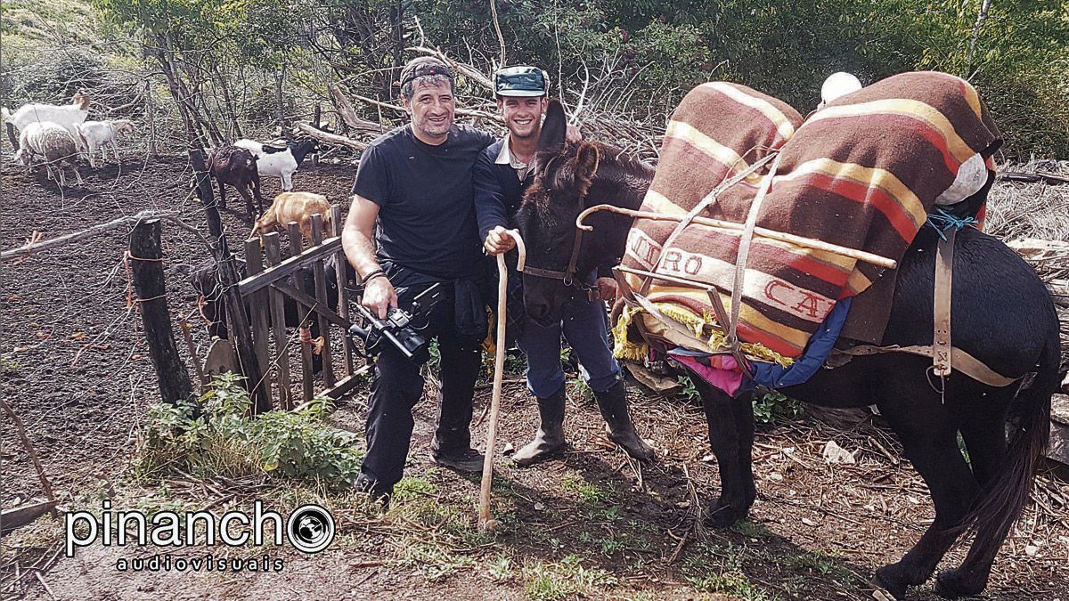 Edilberto y Vázquez en un momento del rodaje en los corrales de Arganeo.