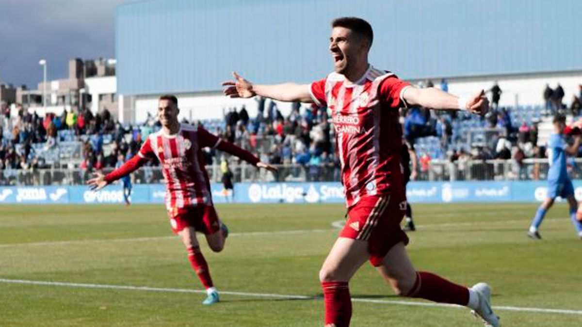 Los jugadores de la Deportiva festejan el 2-3 en Fuenlabrada. | LALIGA
