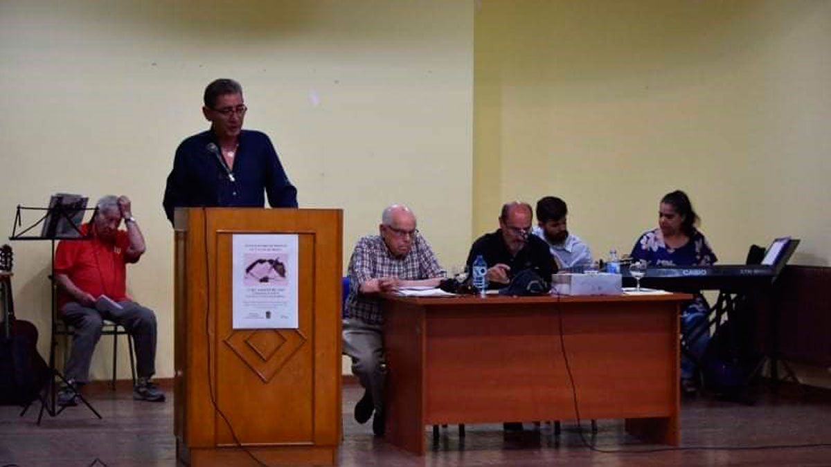 Azarías DLeyre recitando en el festival de poesía de Quiroga.