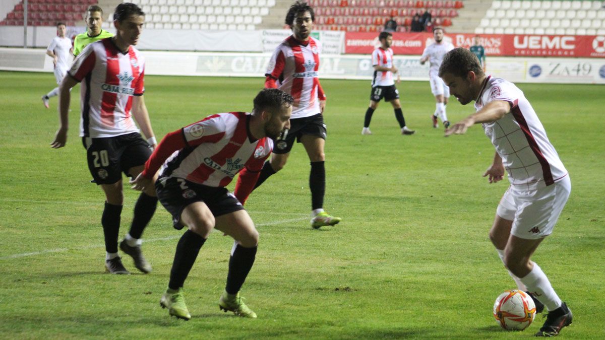 Empis encara a los defensores del Zamora en el partido de la primera vuelta. | ISAAC LLAMAZARES