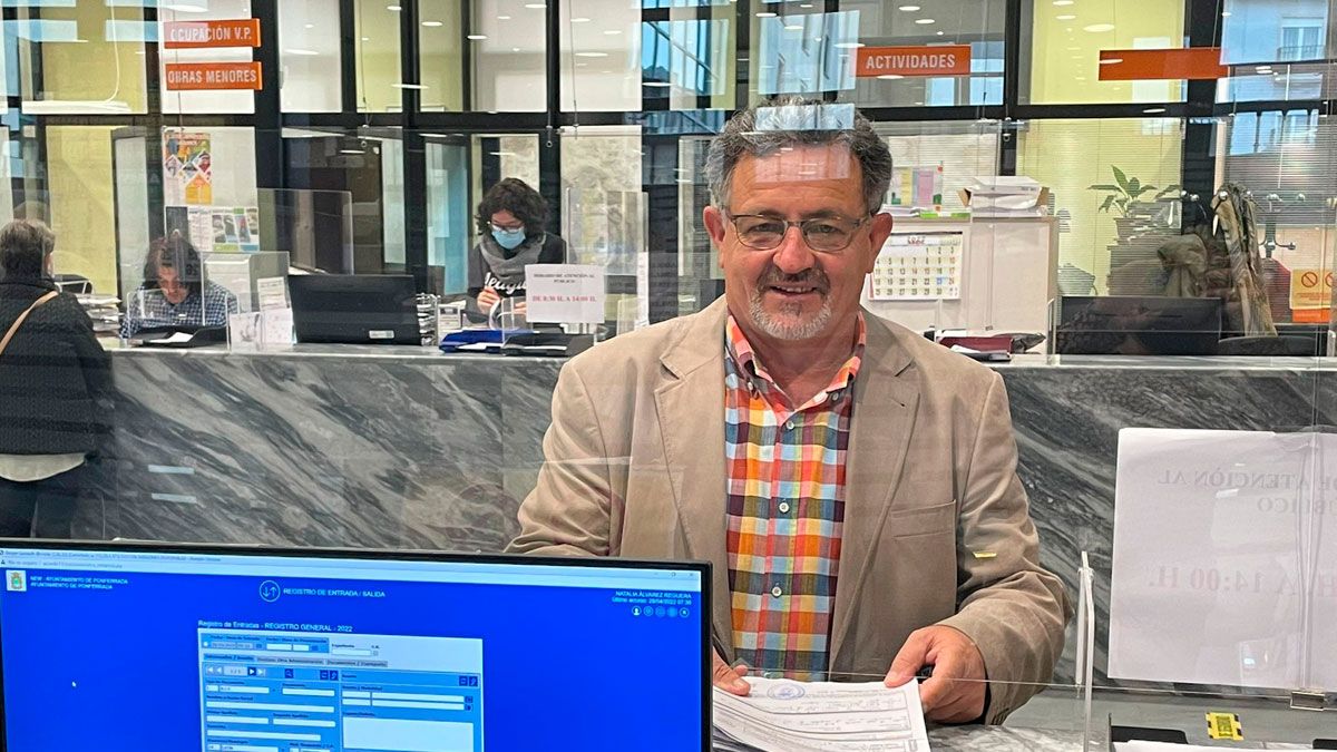 Carlos Fernández presentado una propuesta para La Llanada en el registro de Ponferrada.