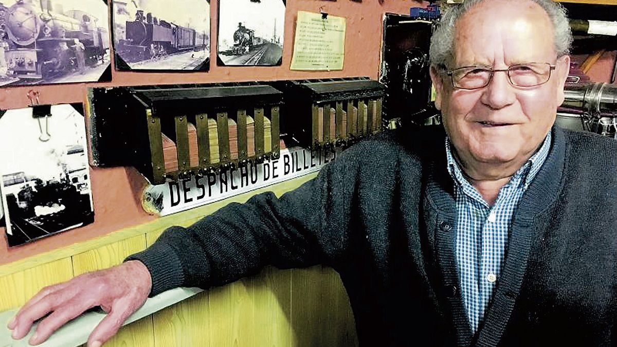 Maximiano Diez, Maxi, rodeado de numerosos recuerdos recogidos en su museo de sus casi 40 años como trabajador del ferrocarril. |  PASTORIZA