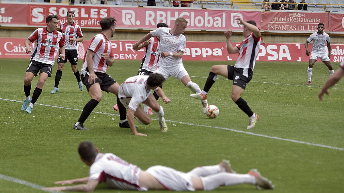 Obolskii pelea por un balón con la defensa del Zamora. | SAÚL ARÉN