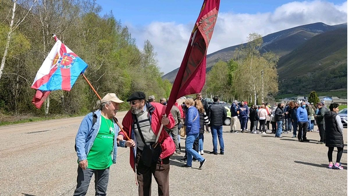 Imagen de dos manifestantes con banderas de León y El Bierzo en Valdeprado. | Diana Martínez