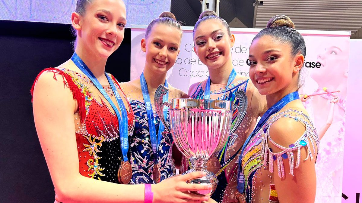 Las cuatro gimnastas del Ritmo, con el trofeo recibido. | L.N.C.