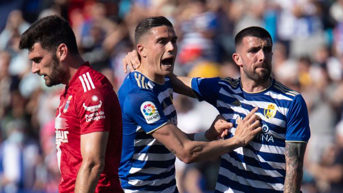 Espiau y Agus Medina celebran uno de los goles conseguidos en el partido frente al Cartagena. | LALIGA
