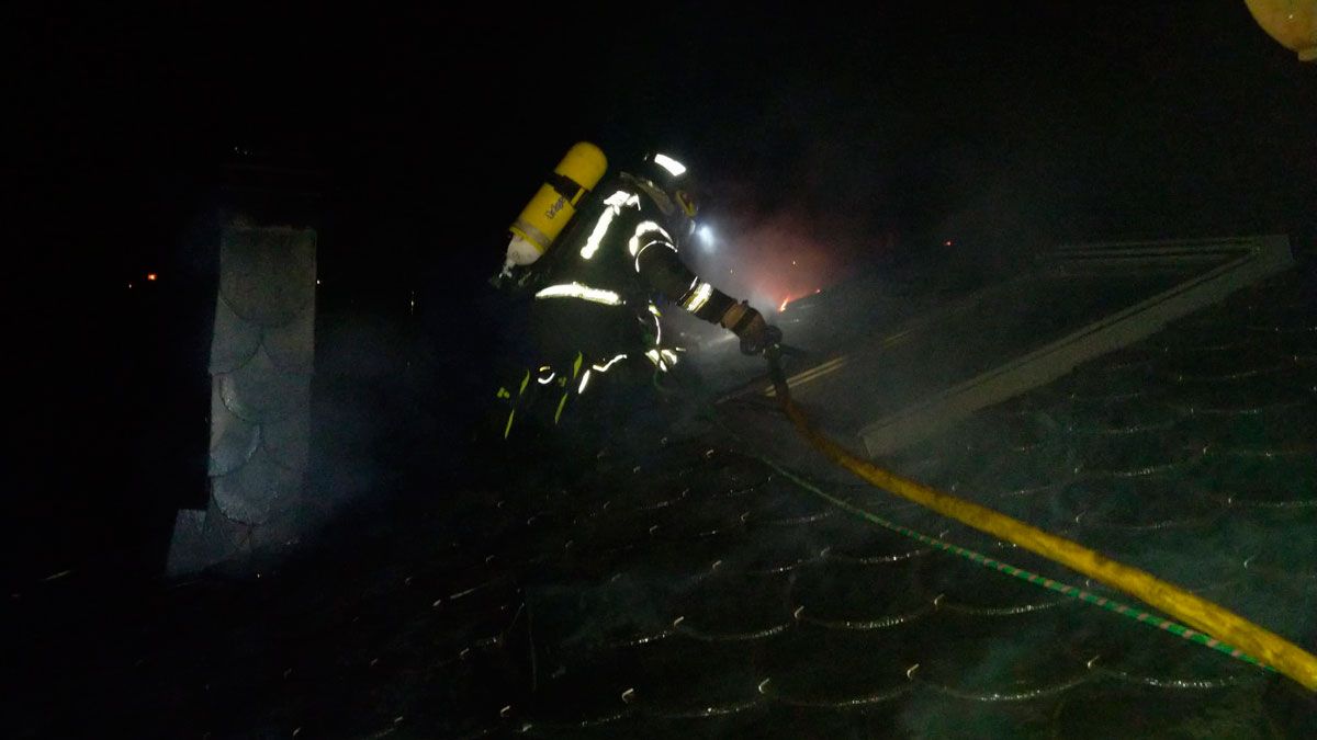 Los Bomberos sofocando el fuego de  la cubierta. | BOMBEROS PONFERRADA