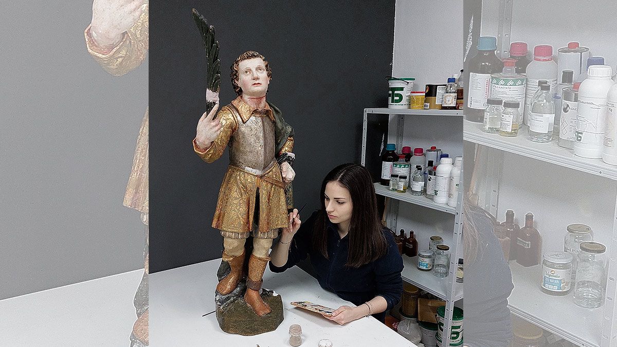 Anabel Martínez restaurando la imagen de San Pelayo de Villanueva del Árbol. | L.N.C.