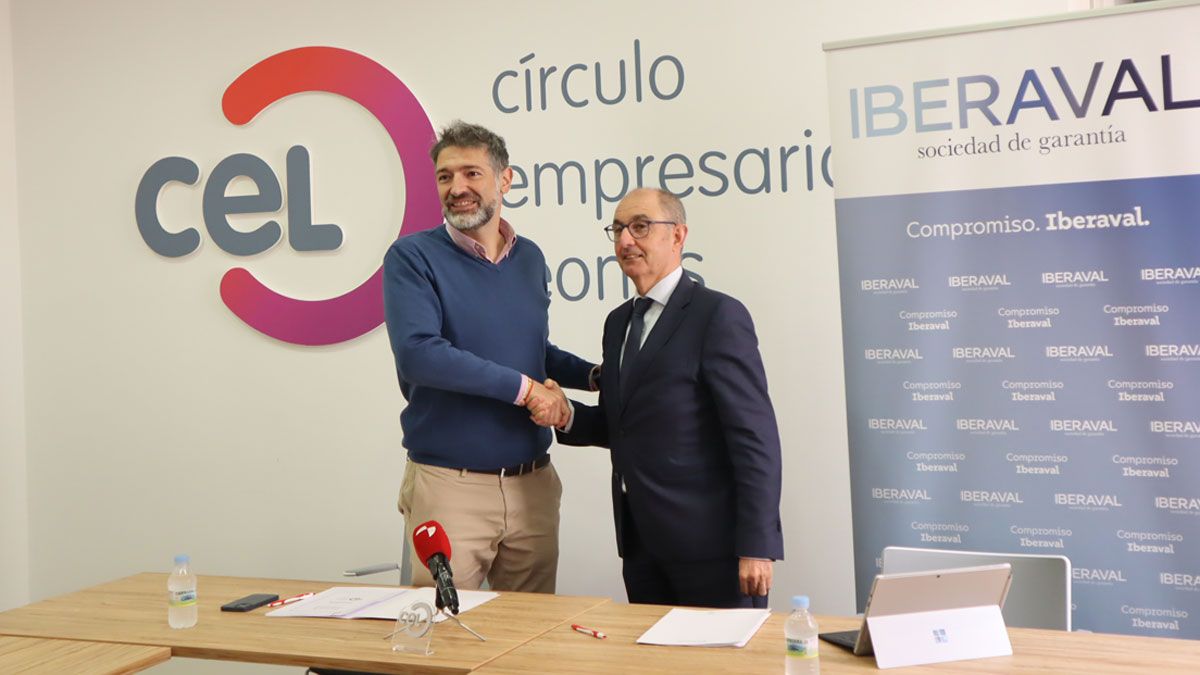 El presidente del CEL, Julio César Álvarez, junto al director general del Iberaval, Pedro Pisonero. | L.N.C.