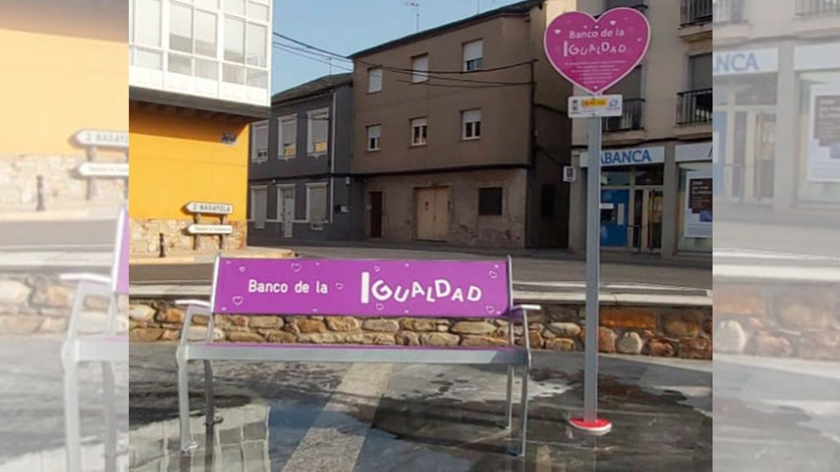 Uno de los bancos violeta instalados en el municipio.