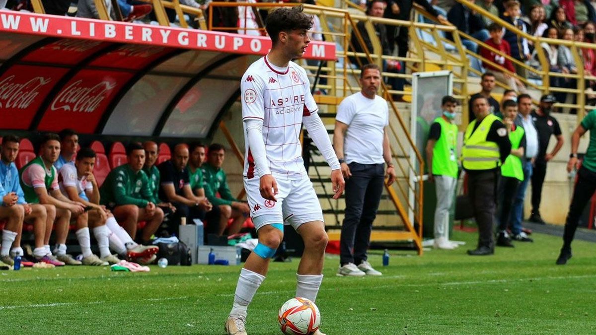 David López conduce el balón durante su debut con la Cultural en el Reino de León. | IRENE RODRÍGUEZ