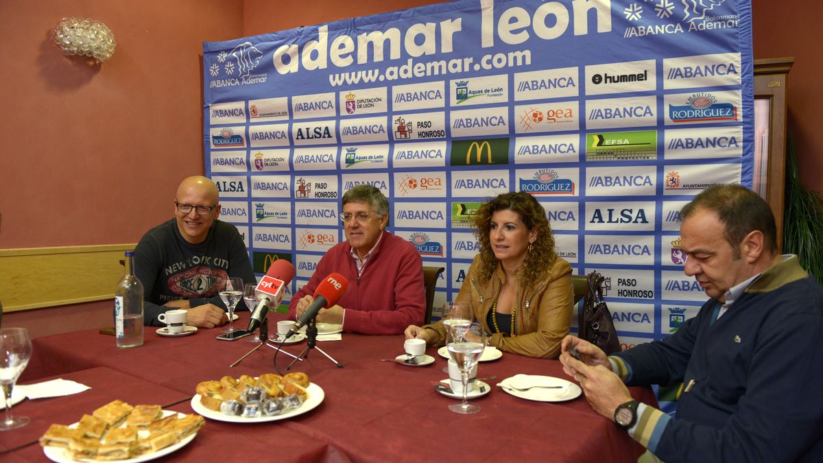 Cayetano Franco, junto a parte de su Junta Directiva, durante el desayuno informativo en el restaurante Rincón Real en el que anunciaba que el Ademar busca organizar la Copa Asobal. | MAURICIO PEÑA