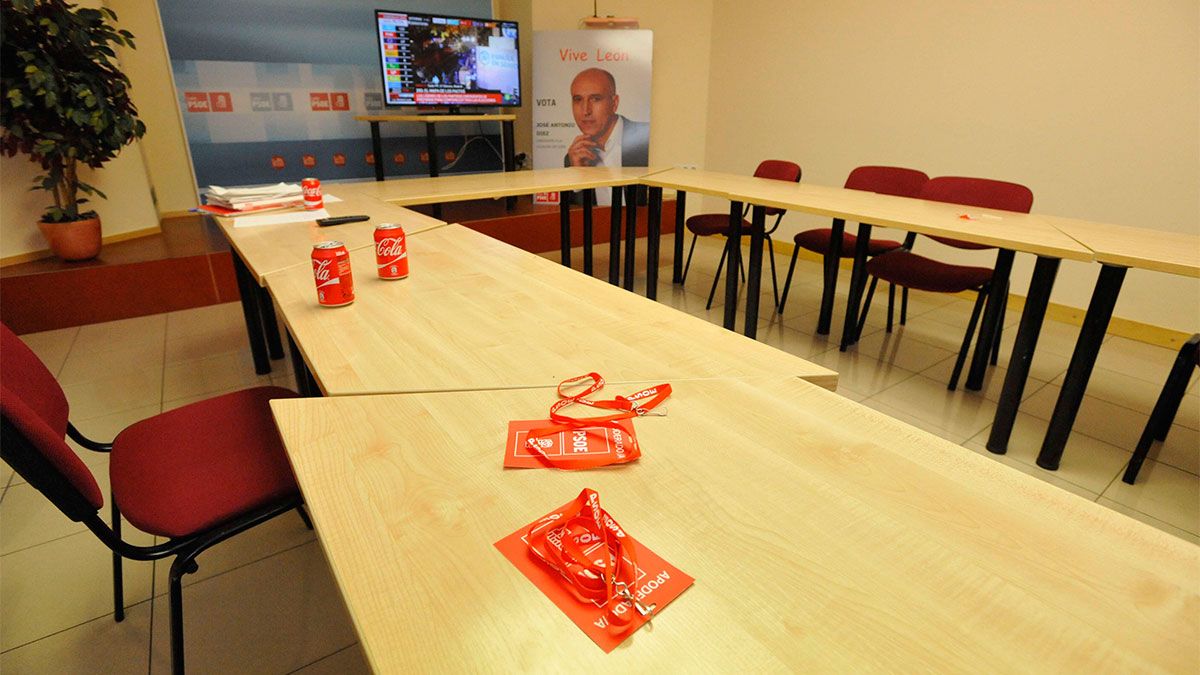 Restos de una noche electoral en la Agrupación Local de León. | DANIEL MARTÍN Restos de una noche electoral en la Agrupación Local de León. | DANIEL MARTÍN